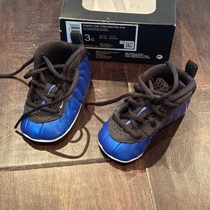 Nike Kids Black and Blue Foams